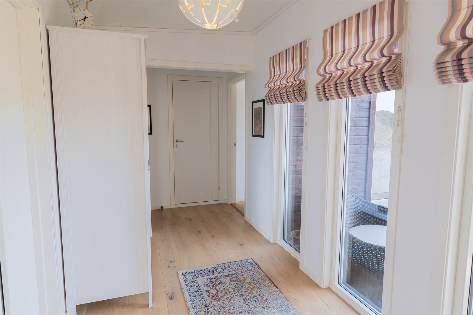 Allerede når du trer inn døren, blir du møtt av en lys og romslig entré som setter tonen for resten av boligen. Galleribilde