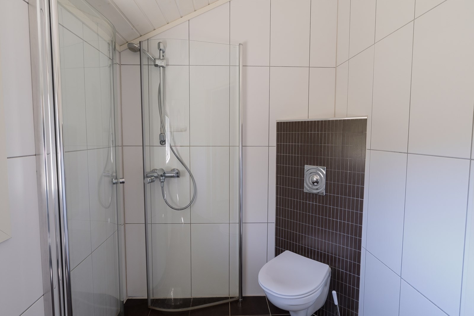 Her finner du en stilren innredning med nedfelt servant, vegghengt toalett og dusjløsning- alt tilrettelagt for en behagelig og praktisk hverdag. Galleribilde