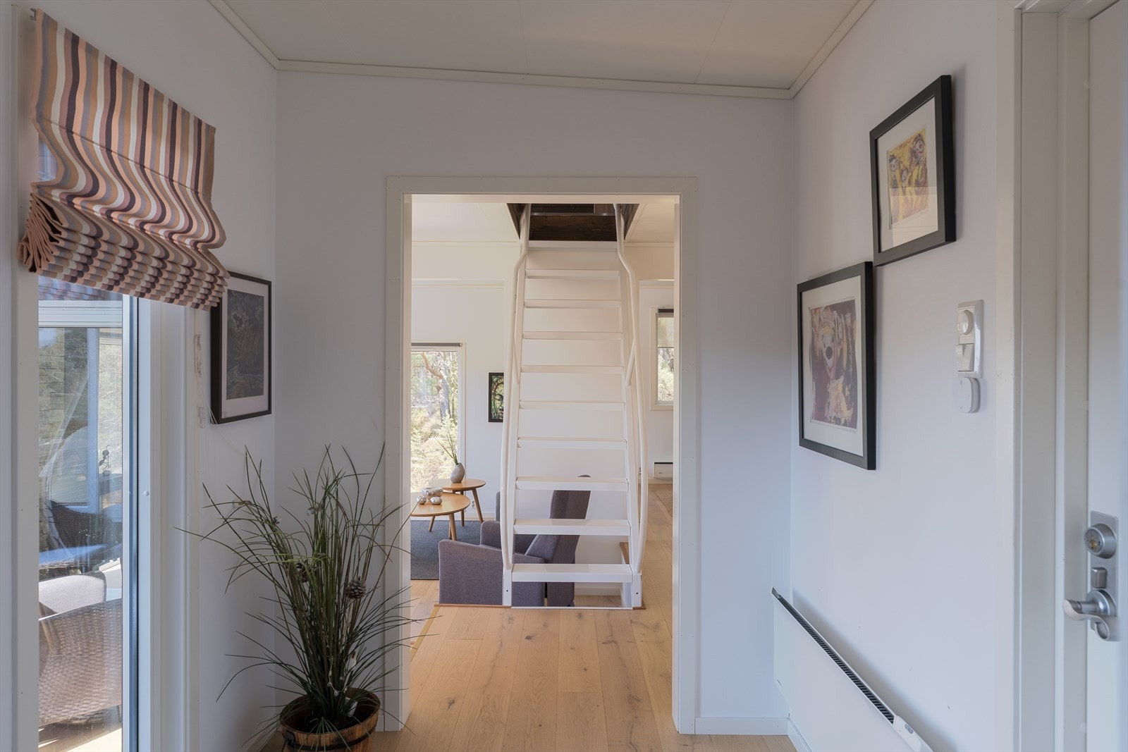 Her er det god plass til yttertøy og sko, og de harmoniske farge- og materialvalgene gir et lunt og innbydende førsteinntrykk. Galleribilde