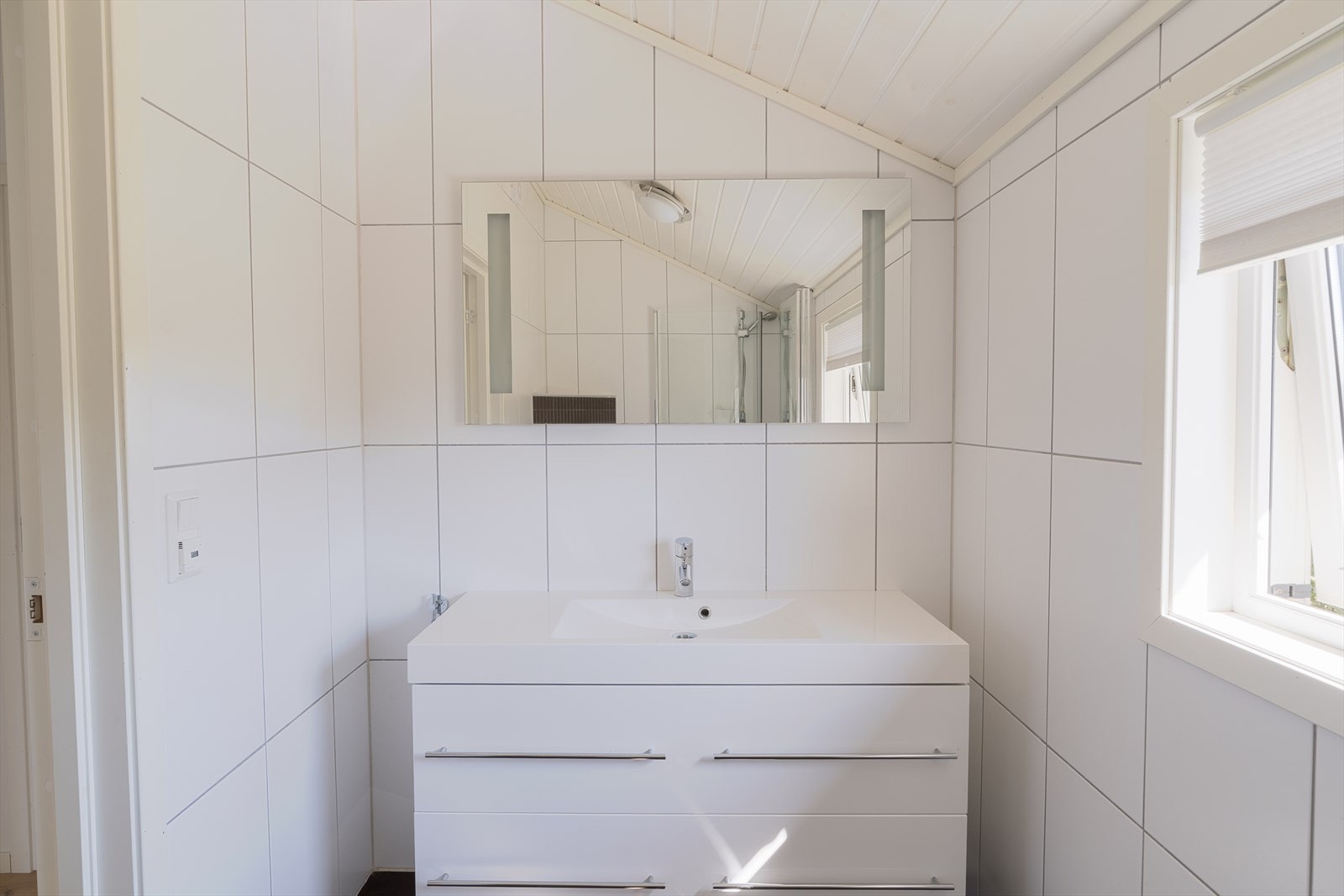 Badet er moderne og helfliset, med varmekabler i gulvet som gir ekstra komfort på kjølige dager. Galleribilde