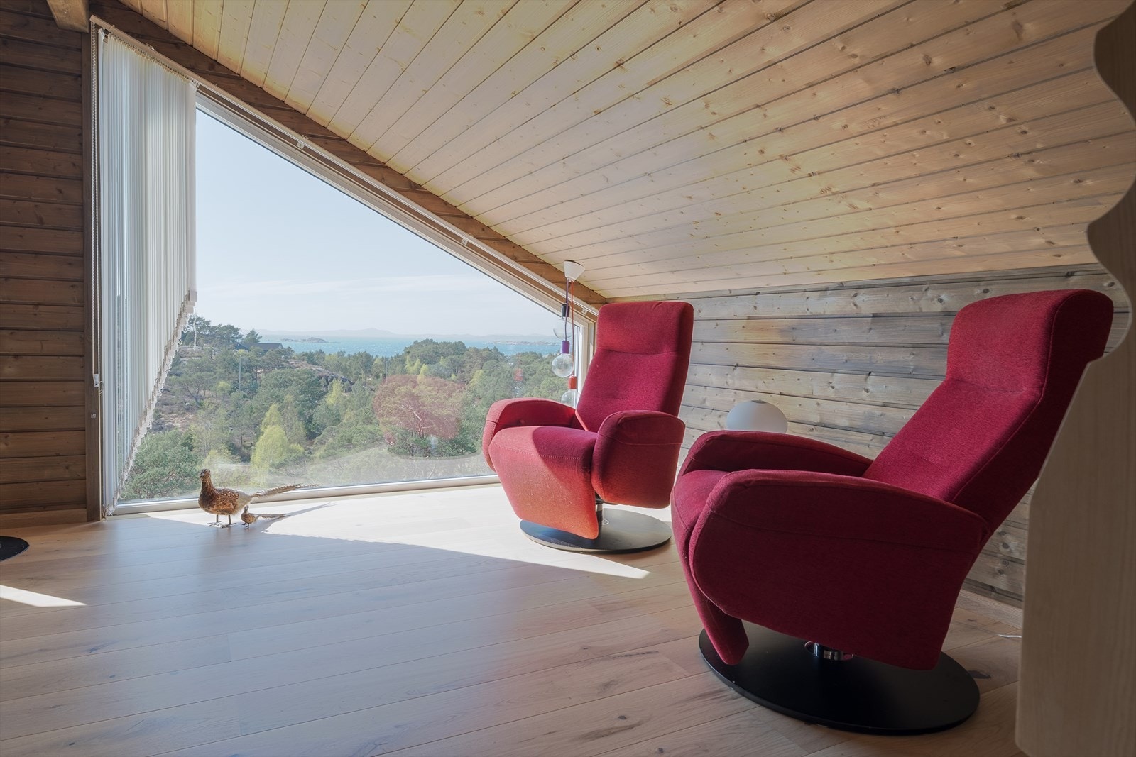 Fantastisk utsikt fra store panoramavinduer som slipper naturen helt inn. Her kan du nyte rolige omgivelser og sjøutsikt året rundt. Galleribilde