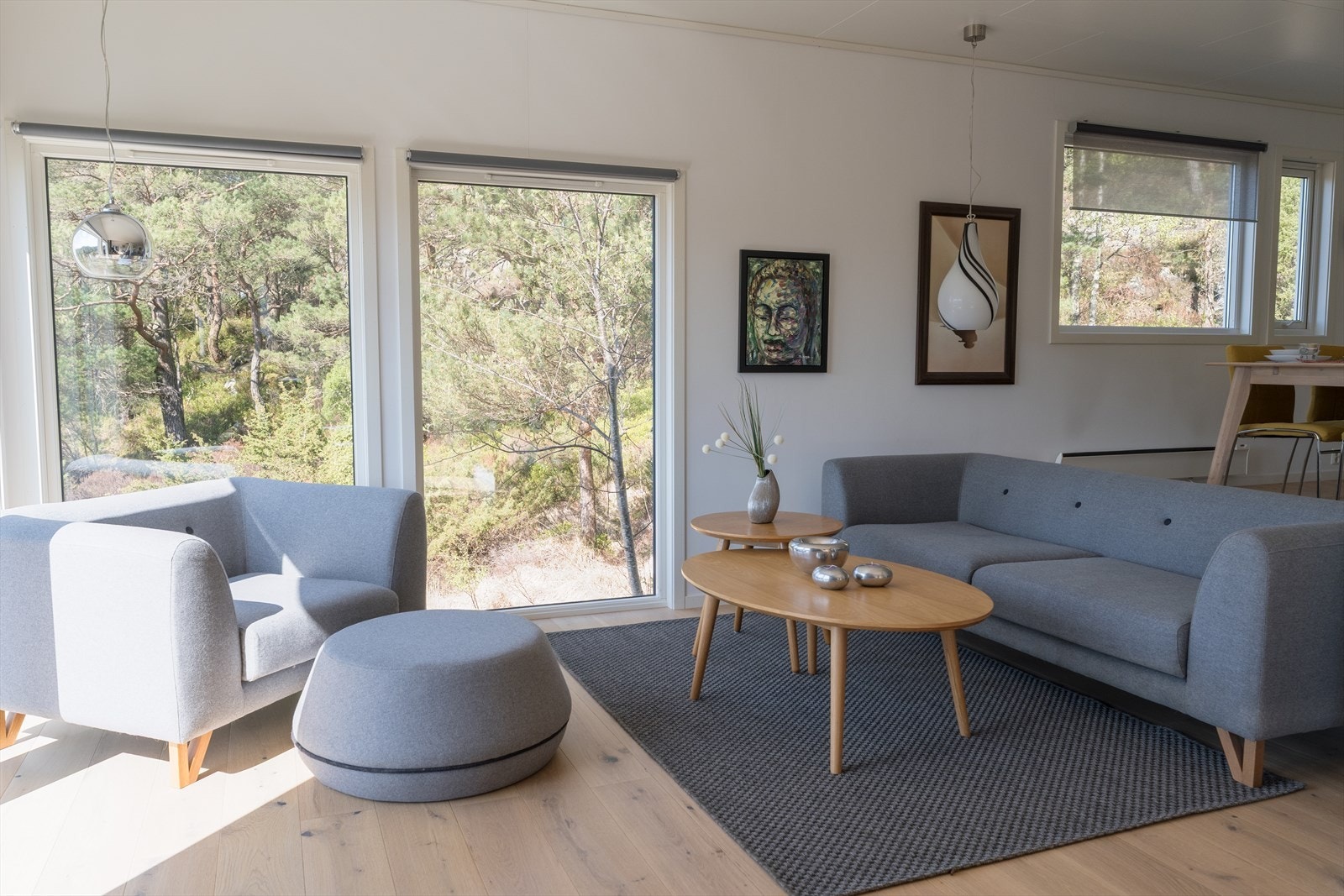 På Dingeneset 1 får du en hytte som inviterer deg til nettopp dette - en sjelden perle med en gjennomført god standard, vakre omgivelser og en helt egen ro. Galleribilde