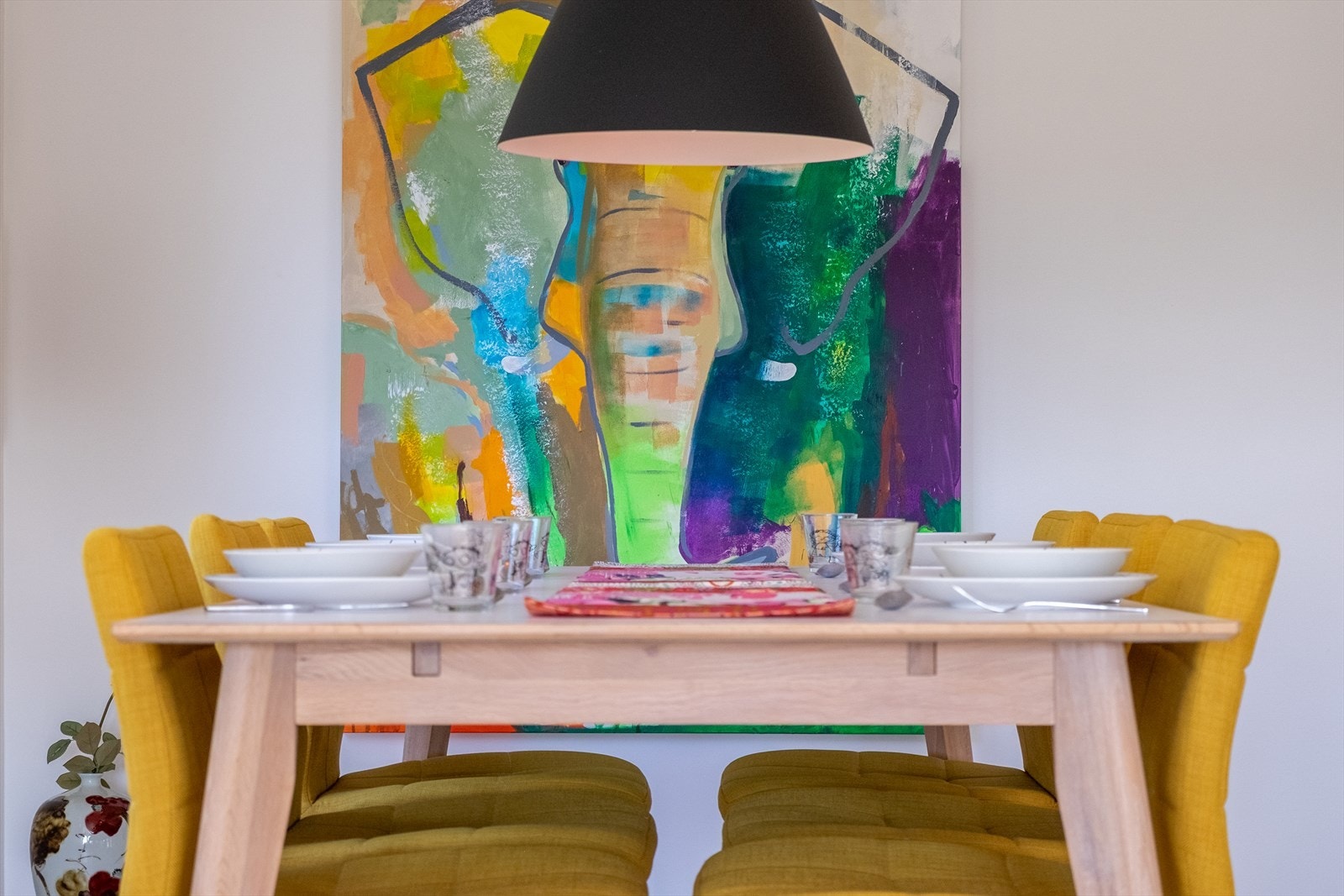 Her er det god plass til både sofagruppe og spisebord, perfekt for lange, gode måltider og sosiale kvelder med familie og venner. Galleribilde