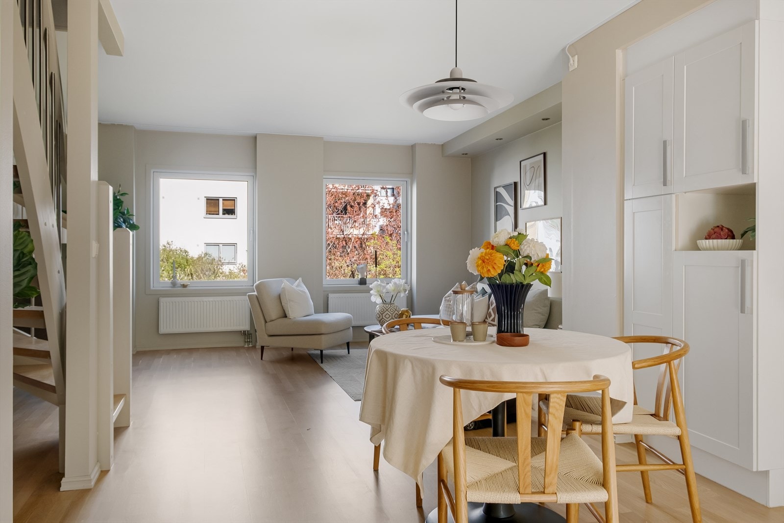 Det er god plass til både sofagruppe og spisebord. Galleribilde