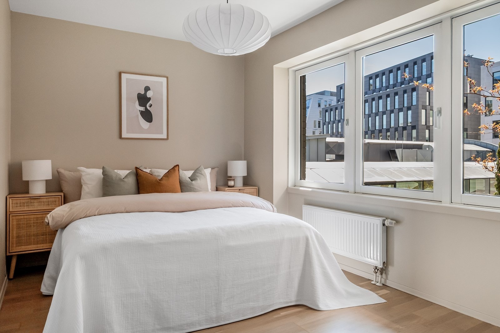 Hovedsoverom med plass til en bred dobbeltseng og tilhørende nattbord. Galleribilde