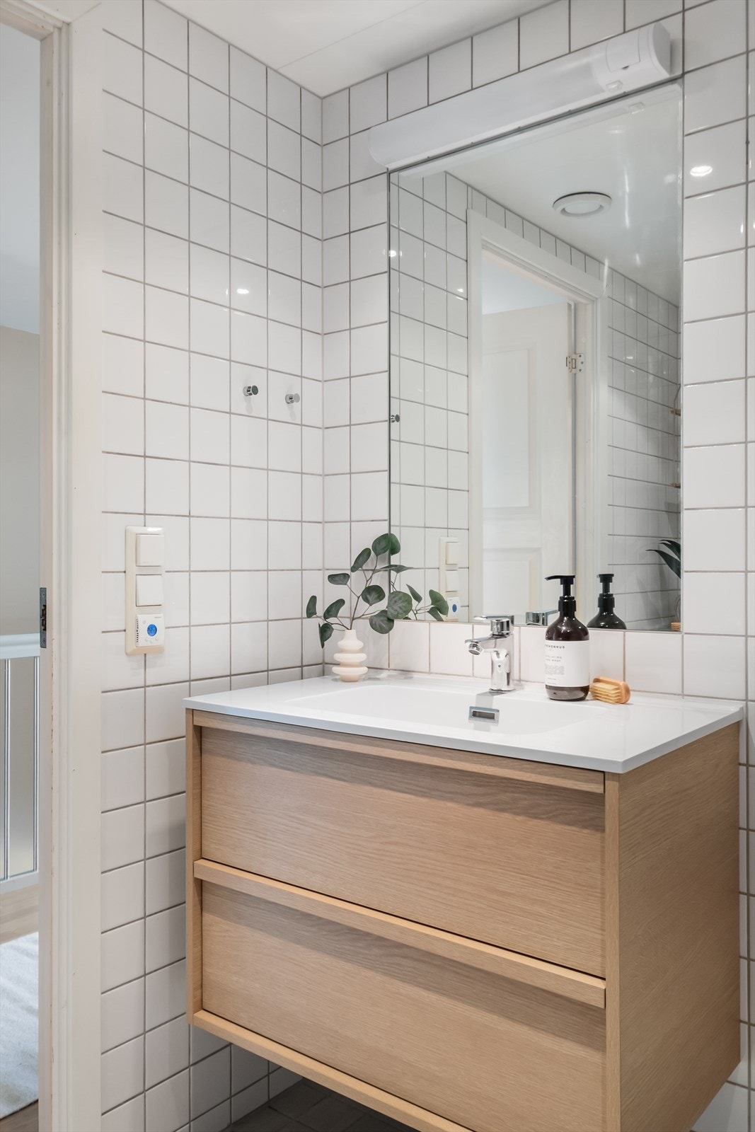 Servantinnredning og speil med lys, Galleribilde