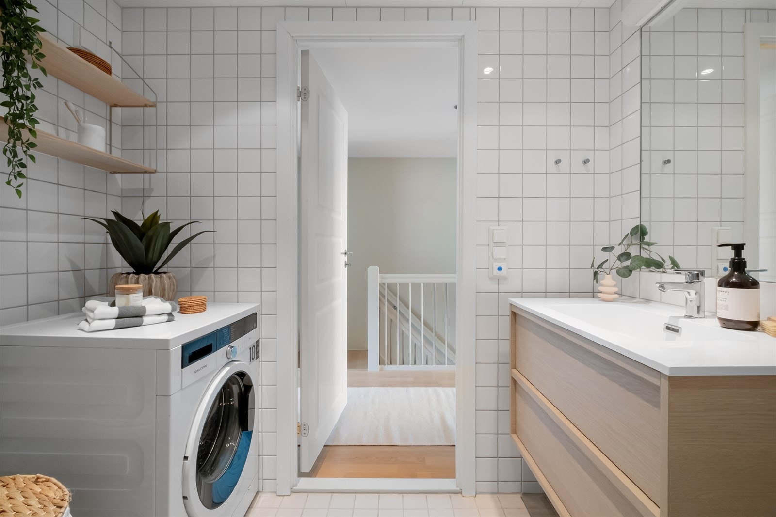 Romslig baderom med fliser på vegger og gulv, samt gulvvarme. Galleribilde