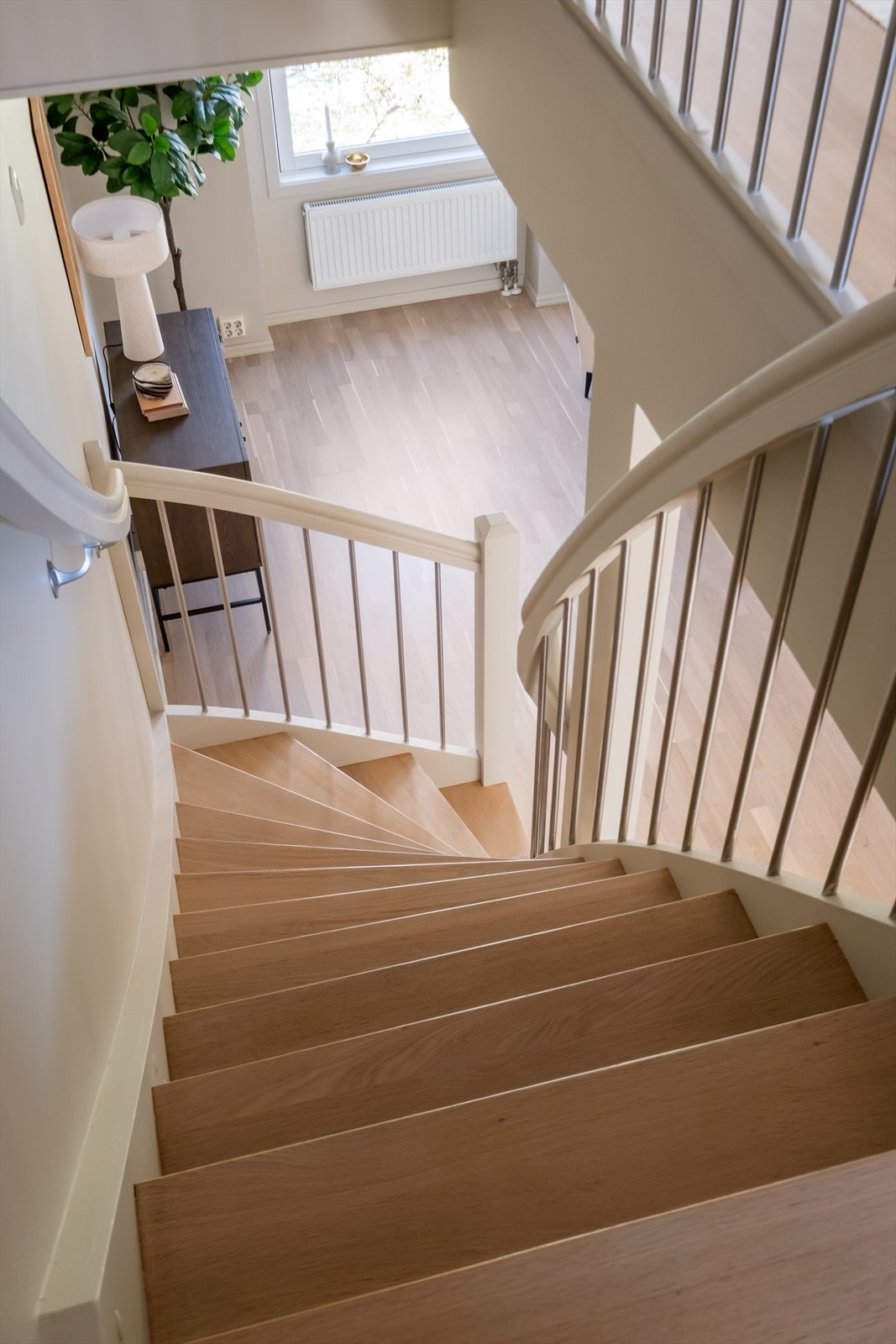 Lakkert tretrapp mellom etasjene. Galleribilde