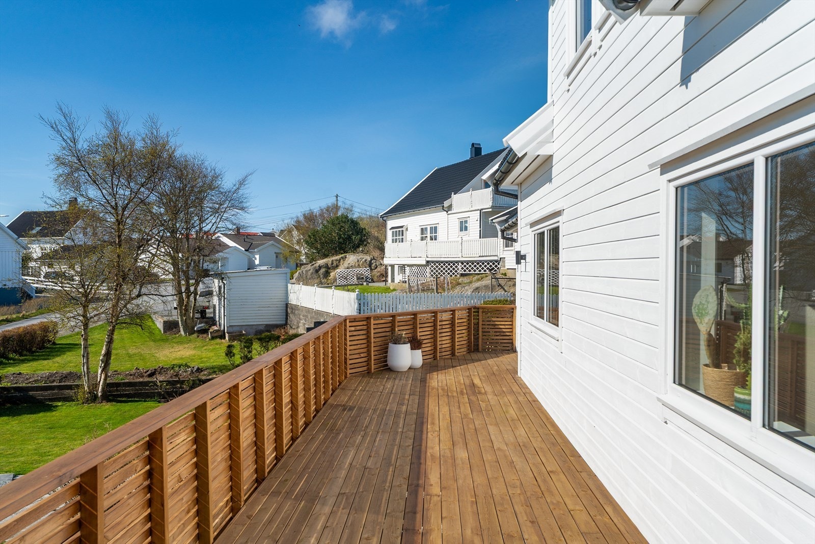 Det er lagt nytt terrassedekke og satt opp nytt rekkverk i 2022 Galleribilde
