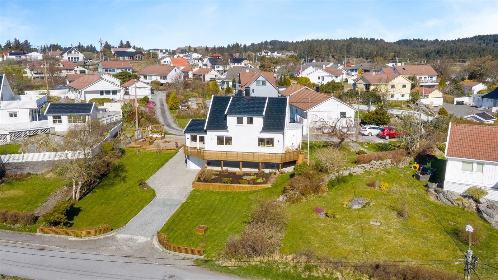 Boligens taktekking ble fornyet i 2022 - på samme tidspunkt ble også ytterveggene etterisolert og trepanelet fornyet Galleribilde