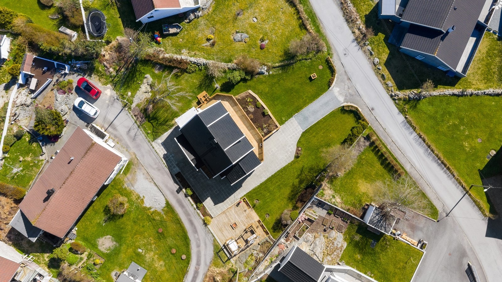 Eiendommen har en pent opparbeidet tomt på hele 1 020 kvm Galleribilde