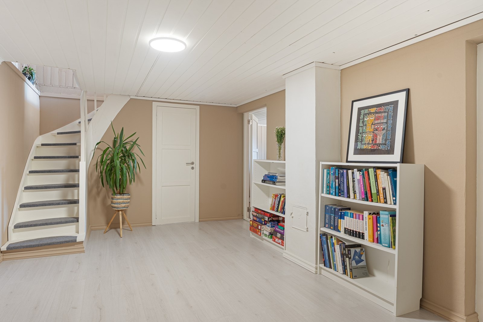 I boligens kjeller finner du gang, kjellerstue, WC, bod, bod under trapp, garasje og bi-inngang fra garasje - det presiseres at rommene i etasjen ikke er omsøkt og godkjent som oppholdsrom Galleribilde
