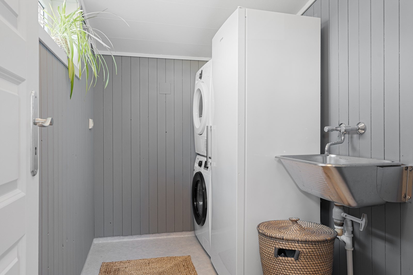 Praktisk vaskerom i 1. etasje har malt panel på veggene, prefabrikkerte malte plater i himlingen og belegg på gulvet (vaskerommet er ikke omsøkt og godkjent) Galleribilde