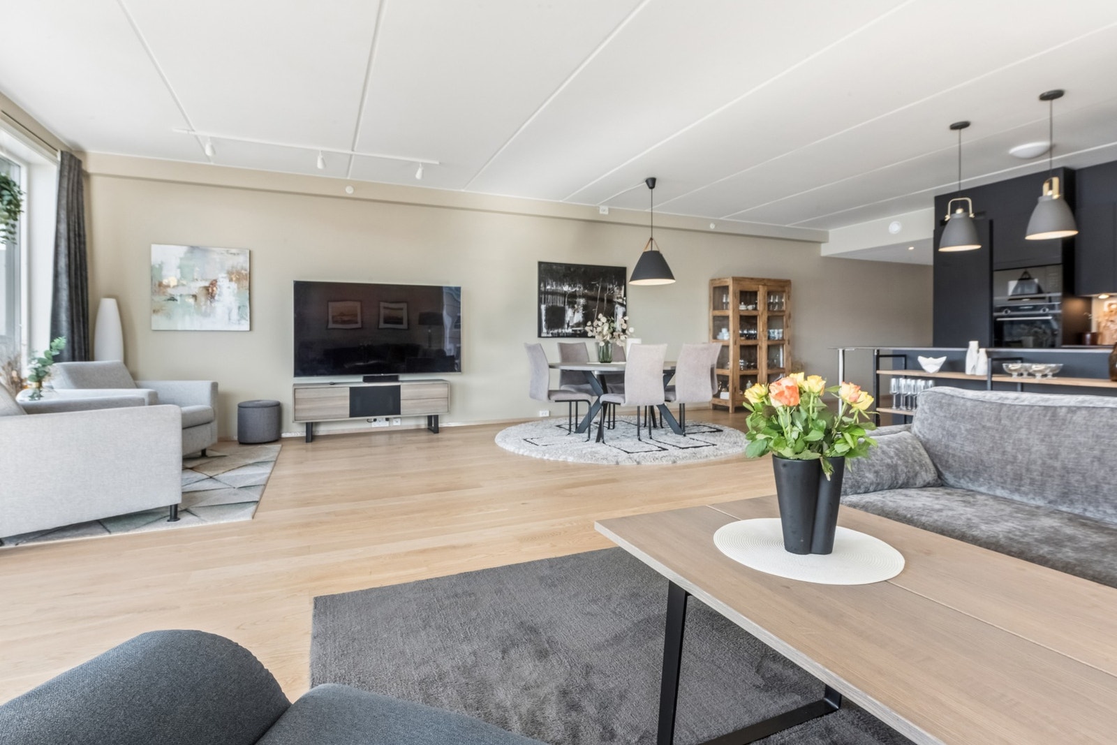 Stuen har godt med lysinnslipp Galleribilde
