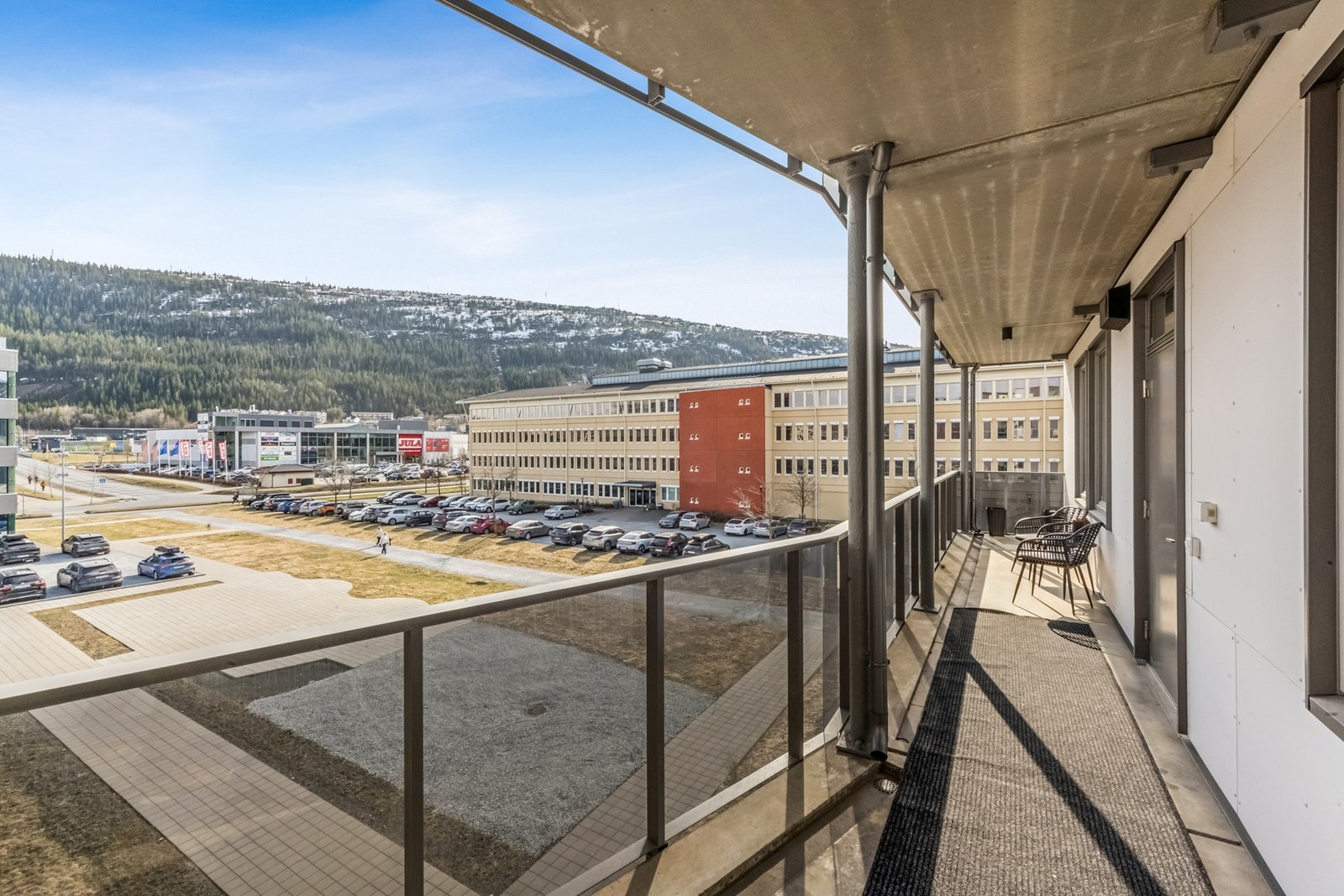 Svalgang hvor man også kan sitte å nyte morgen sola Galleribilde