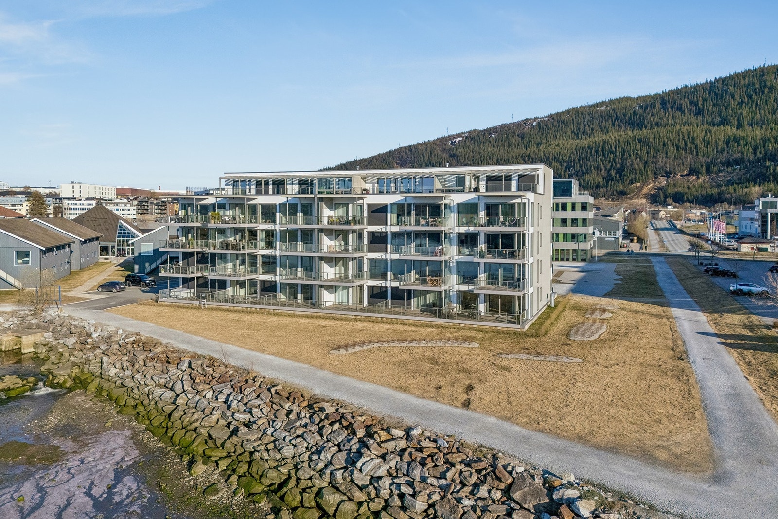 Dronebilde av blokka og nærområdet Galleribilde
