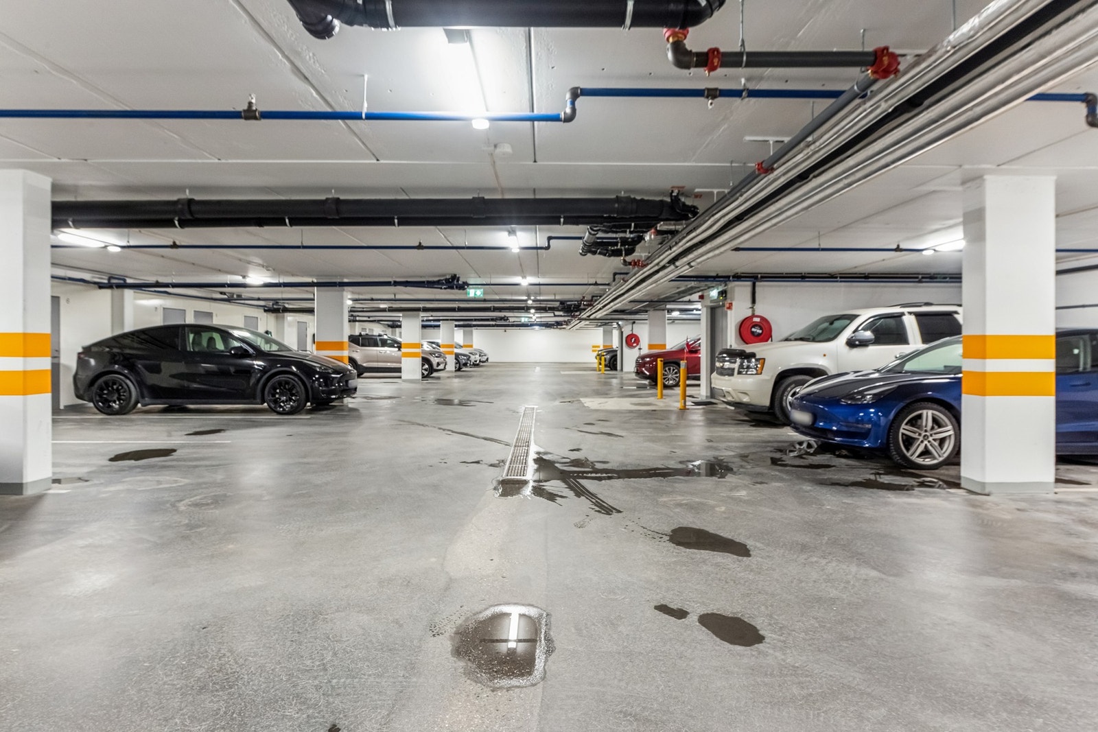 Felles parkeringskjeller hvor det også er privat bod Galleribilde