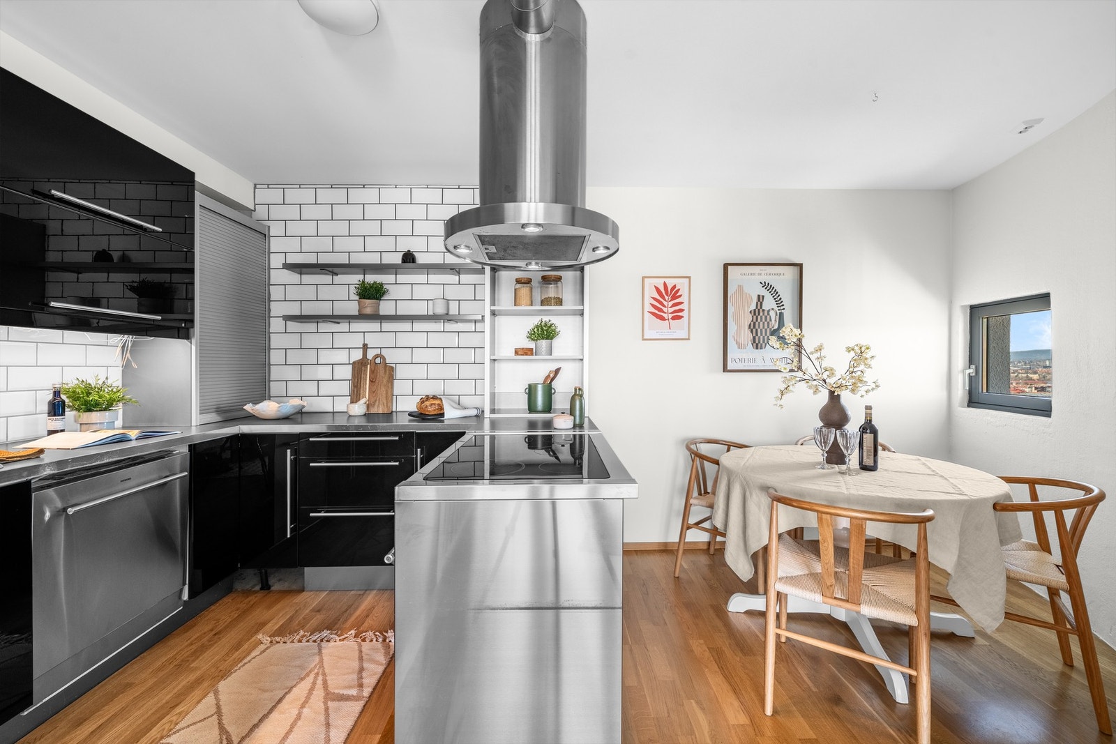 Leiligheten har et moderne kjøkken med en stilren kombinasjon av glatte, mørke fronter. Galleribilde