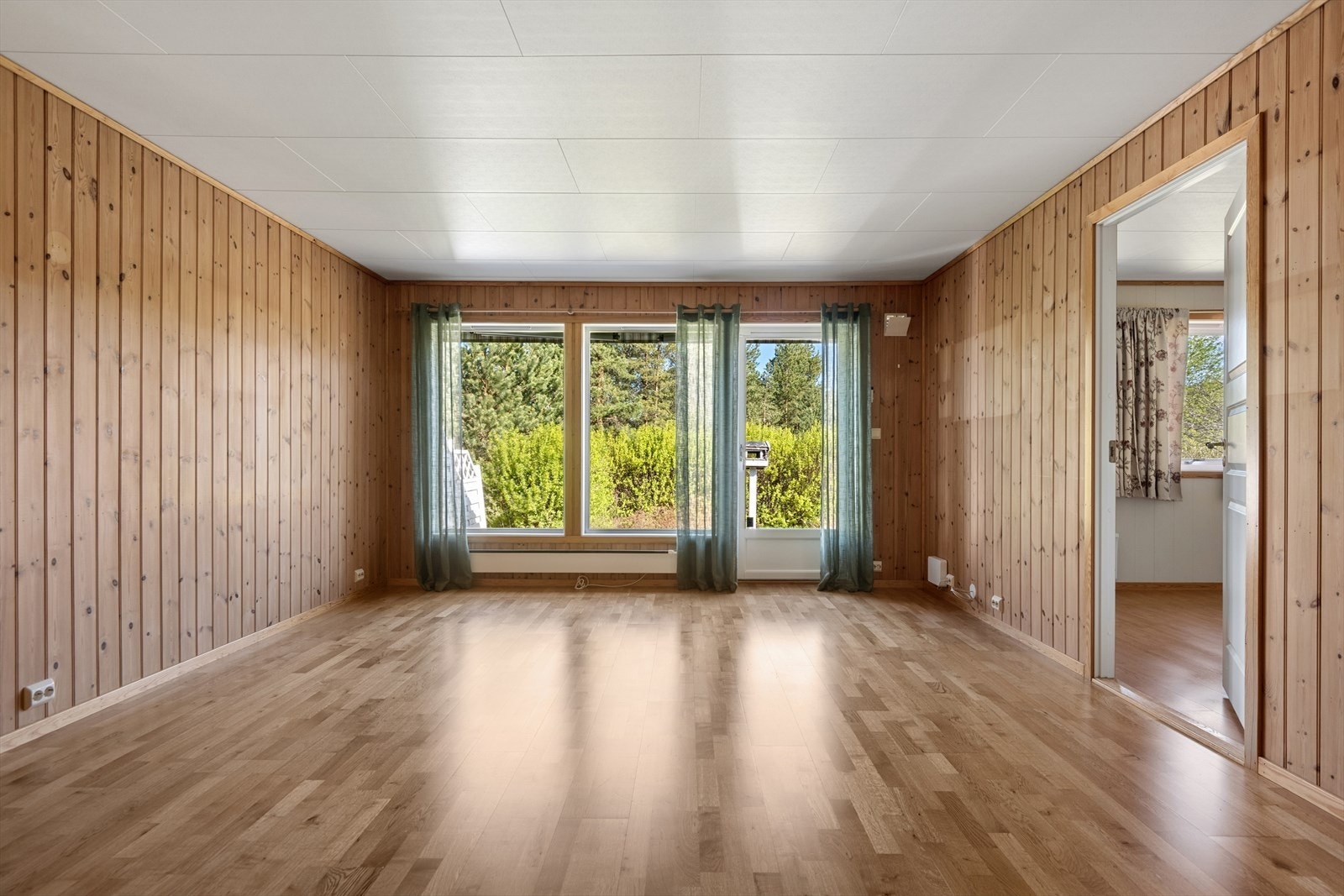 Stuen har parkett på gulvet og direkte utgang til en romslig terrasseplatting. Galleribilde