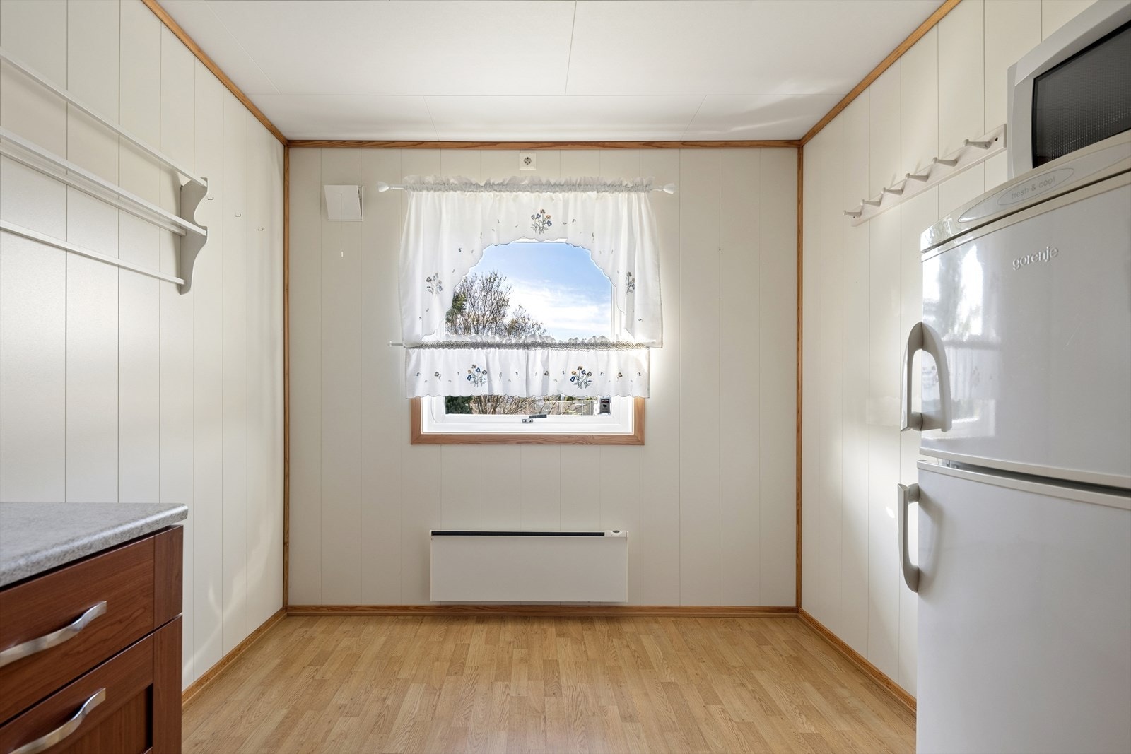 Kjøkkenet har også rom for en liten spiseplass ved vinduet. Galleribilde