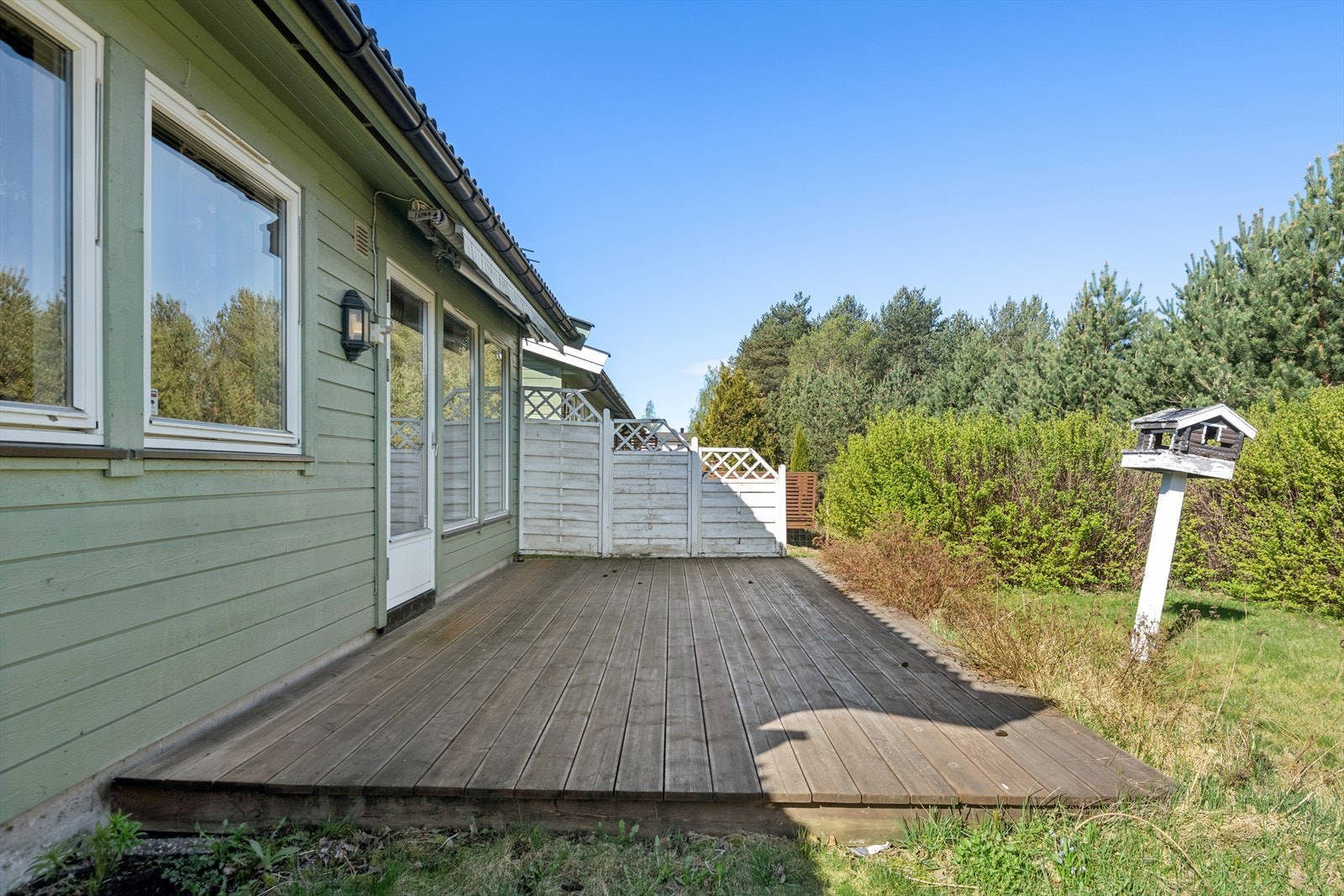 Terrassen har impregnerte terrassebord og en levegg mot vest som gir en lun uteplass. Galleribilde