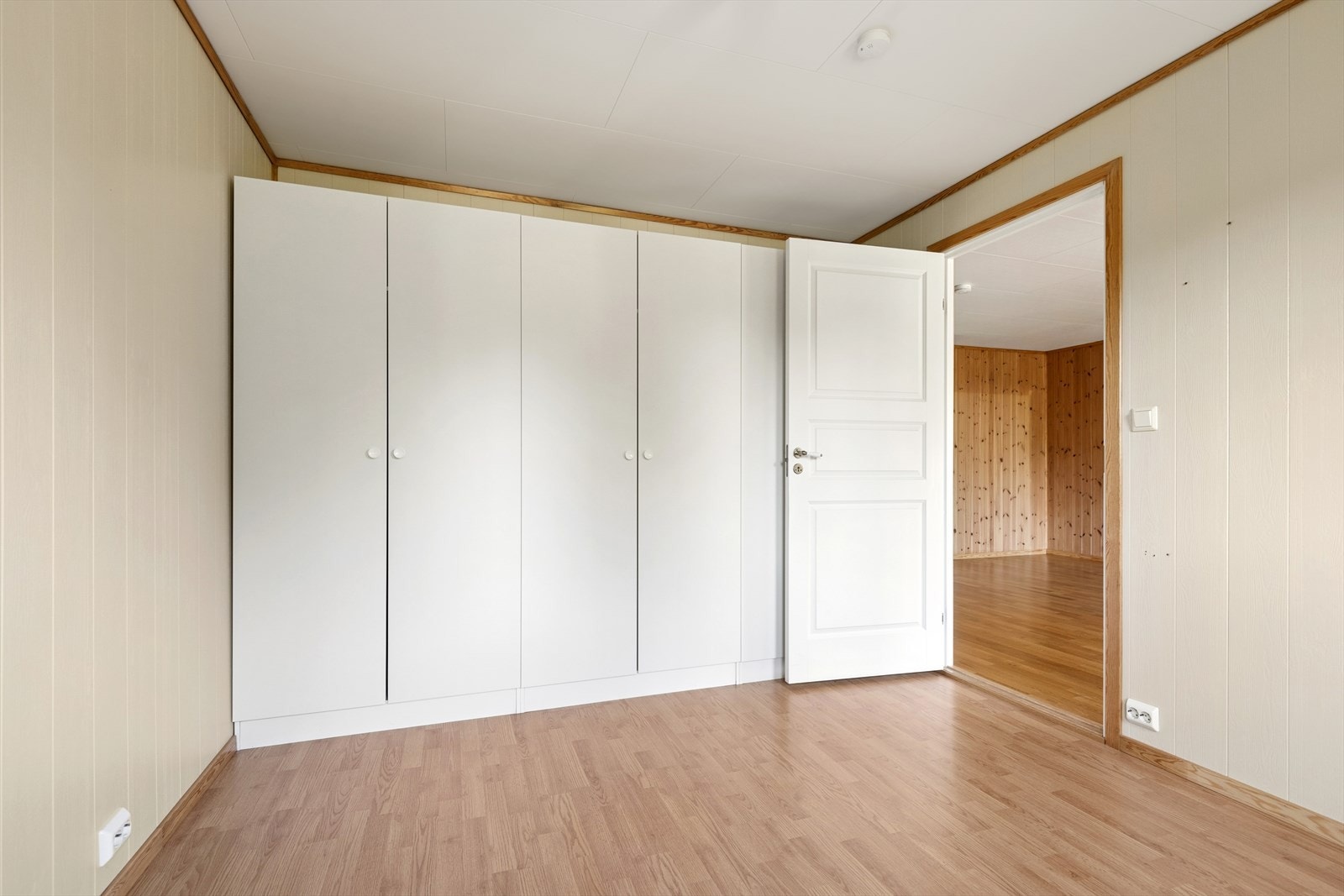 Hovedsoverommet er innredet med en stor garderobe som gir rikelig med oppbevaringsplass. Galleribilde