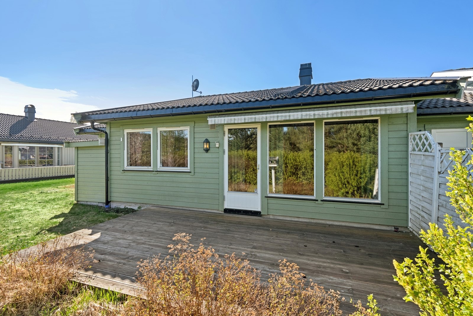 Fra stuen er det direkte utgang til en romslig terrasseplatting på ca. 19 kvm. Galleribilde