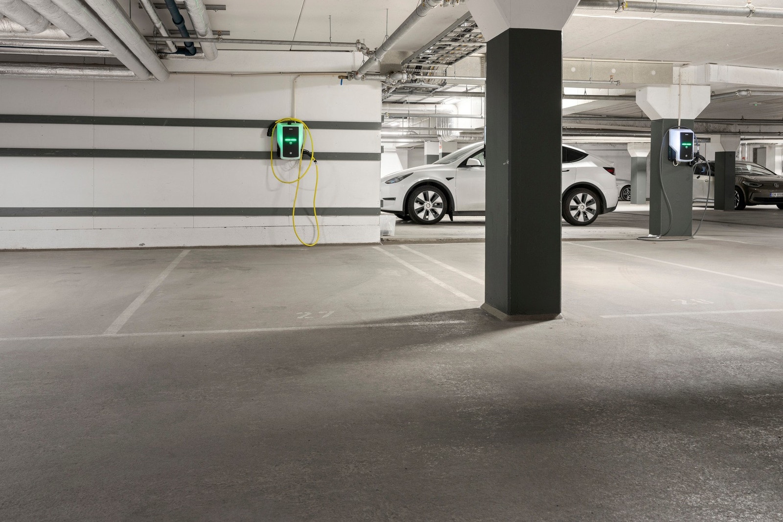 Plass nr. 27 med lader medfølger leiligheten Galleribilde
