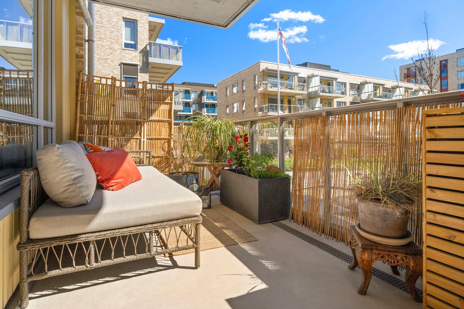 Fra stuen er det utgang til veranda Galleribilde