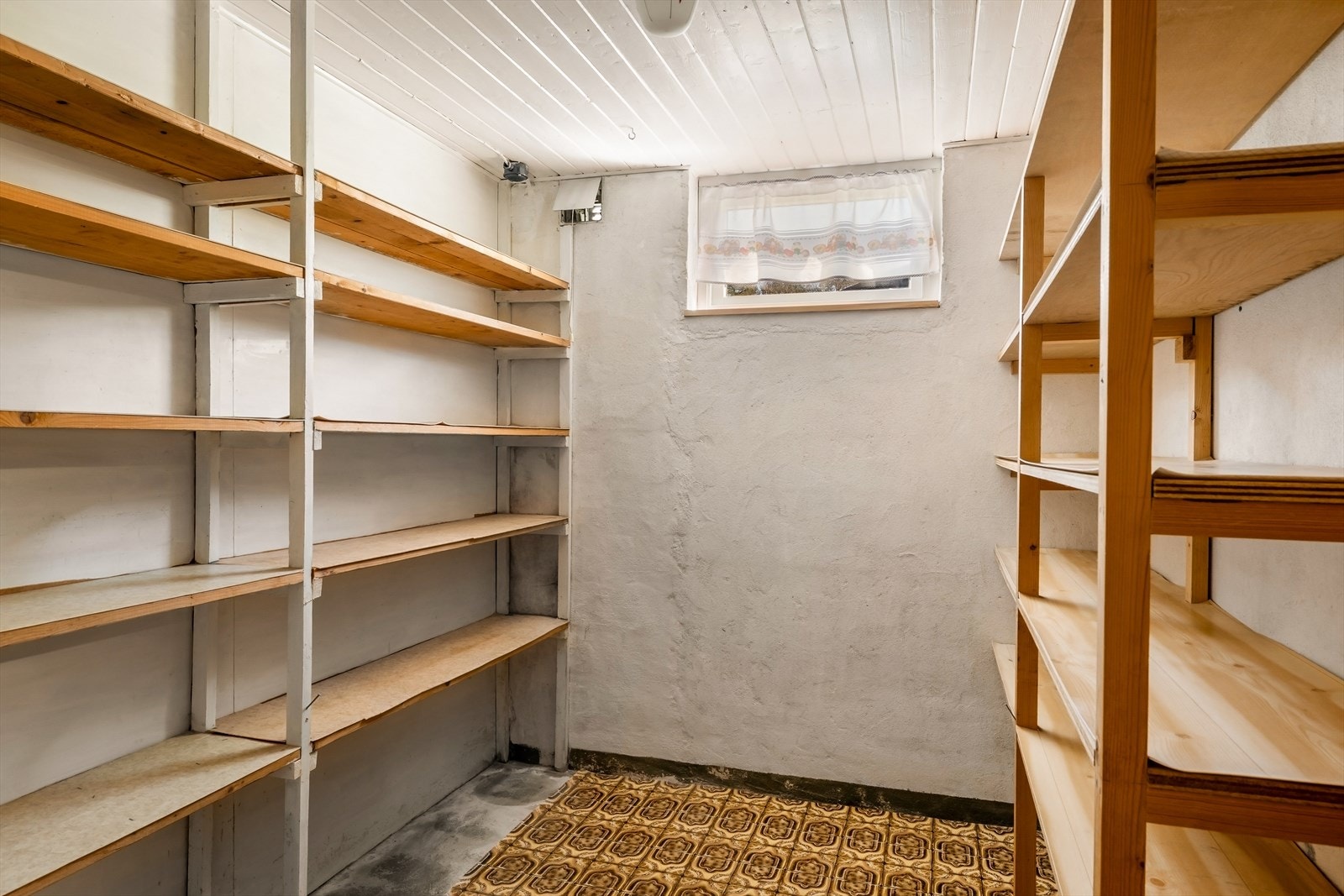 Det er tre store boder i underetasje og loft for oppbevaring. Galleribilde