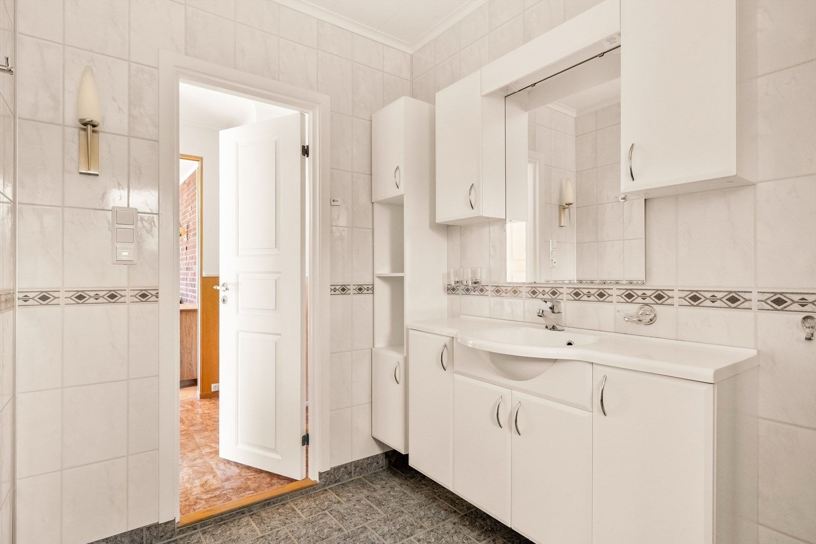 Badet i andre etasje har flislagt gulv med varmekabler og baderomsplater på veggene. Galleribilde
