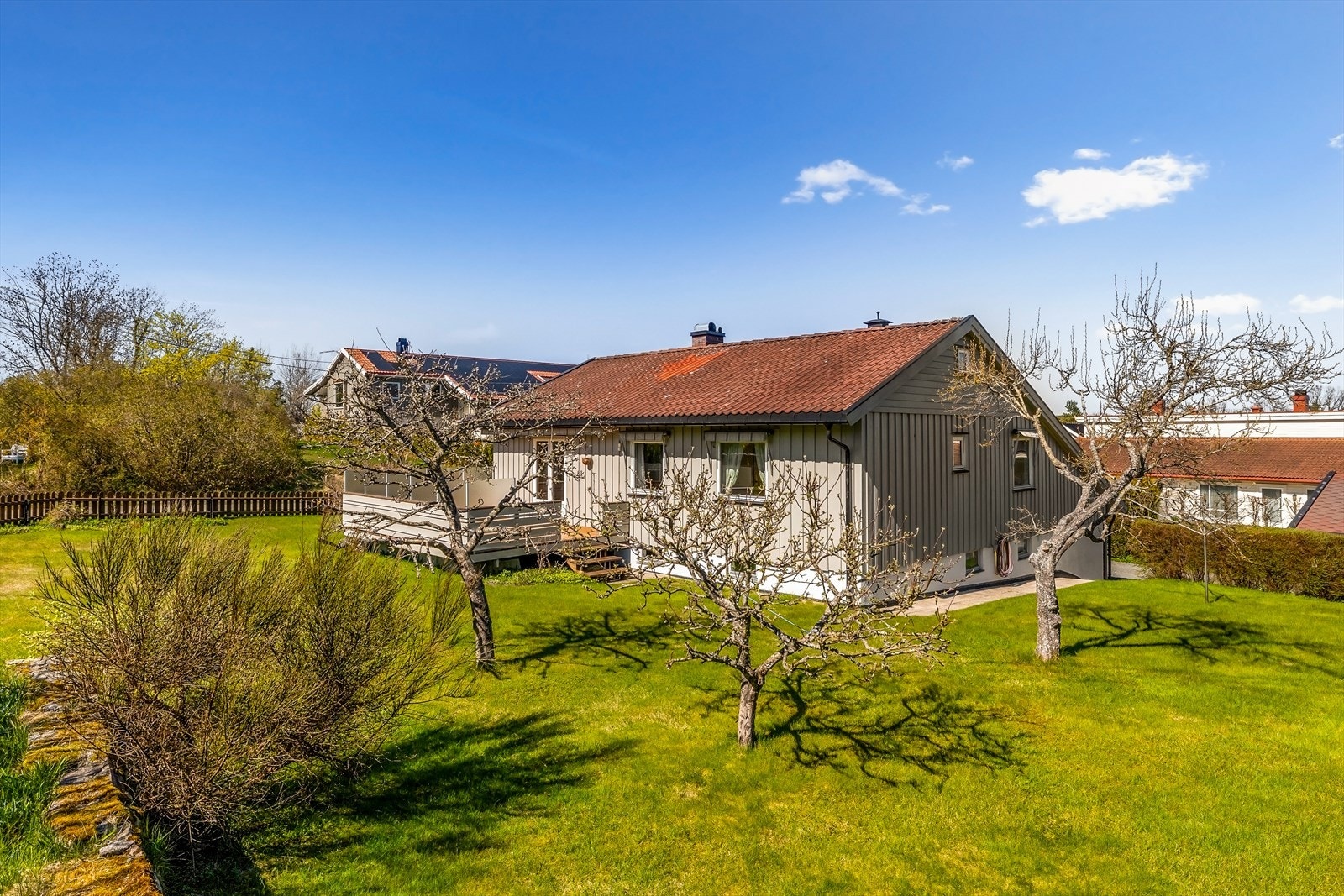 Fra terrassen er det trapp ned til hagen. Galleribilde