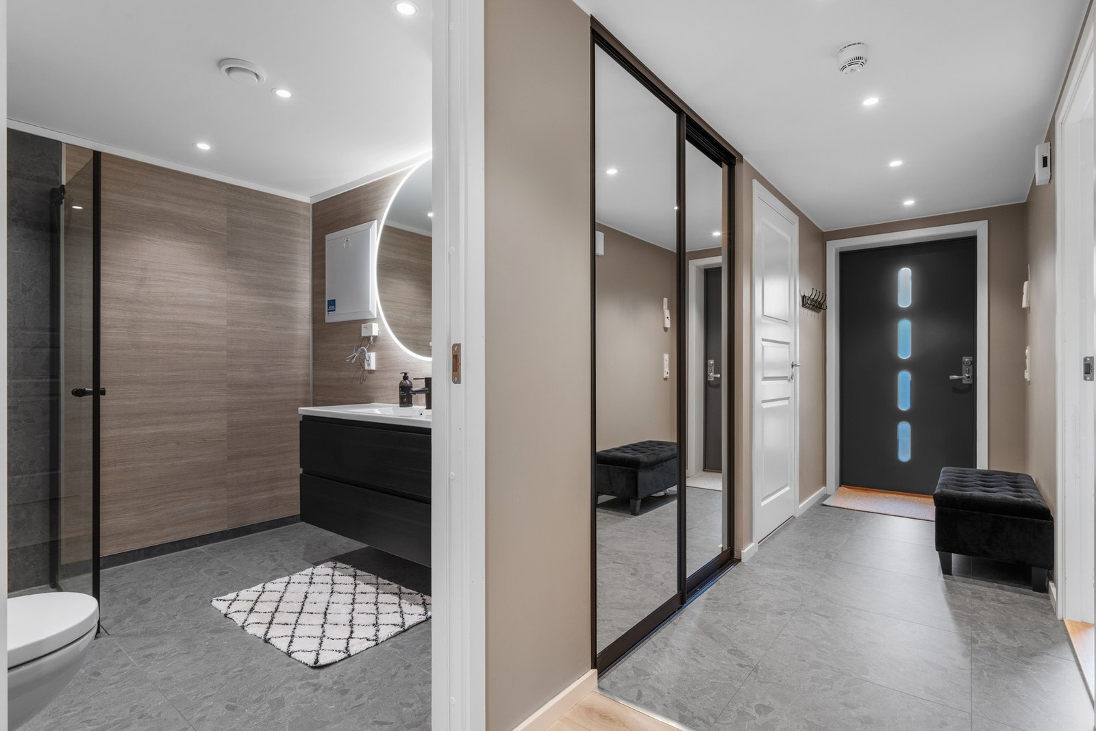 Gangen er på 8,5m² og har varme i gulvet under fliser. Galleribilde