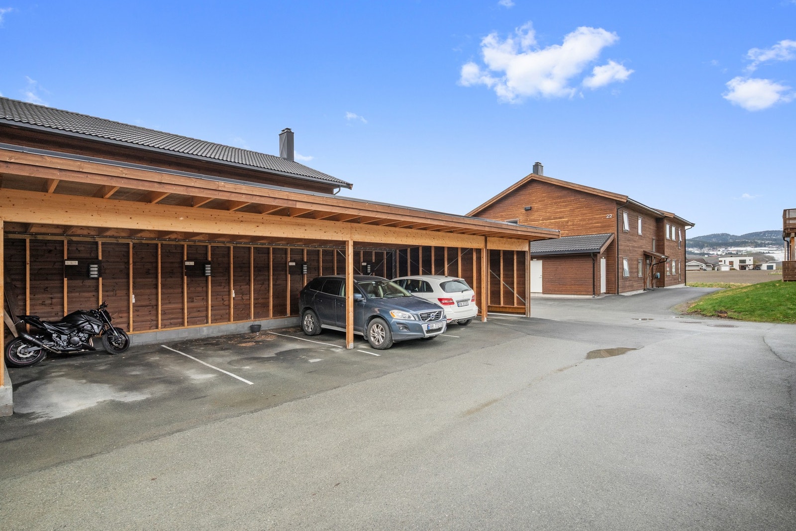 Parkering i carport. Galleribilde