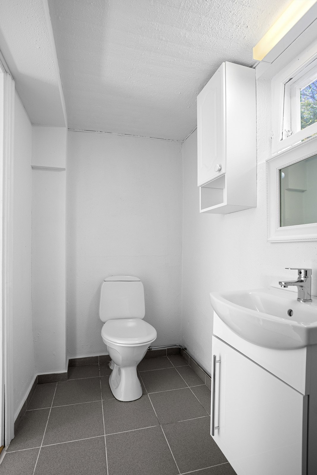 Badet i underetasjen ble oppgradert i 2026 og har vegghengt servantinnredning. Galleribilde