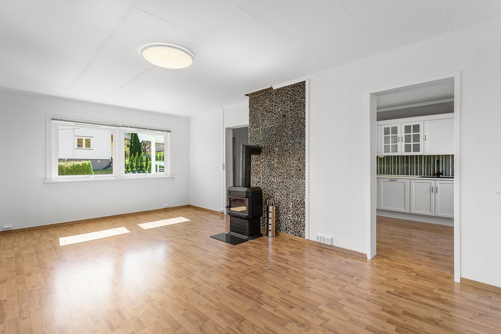 Fra stuen er det en delåpen og naturlig overgang til kjøkkenet. Galleribilde