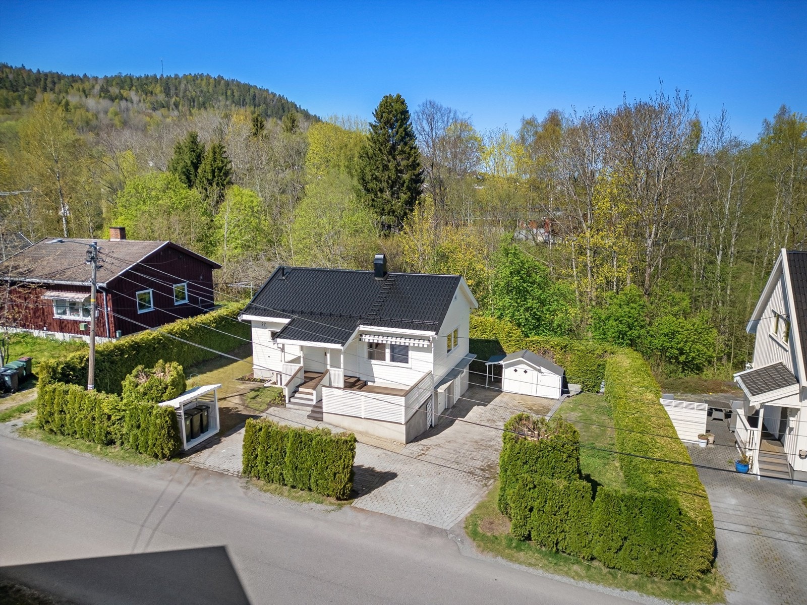 Eiendommen har en praktisk, frittstående redskapsbod (ikke byggemeldt) i tillegg til en integrert garasje med utvendig adkomst. Galleribilde