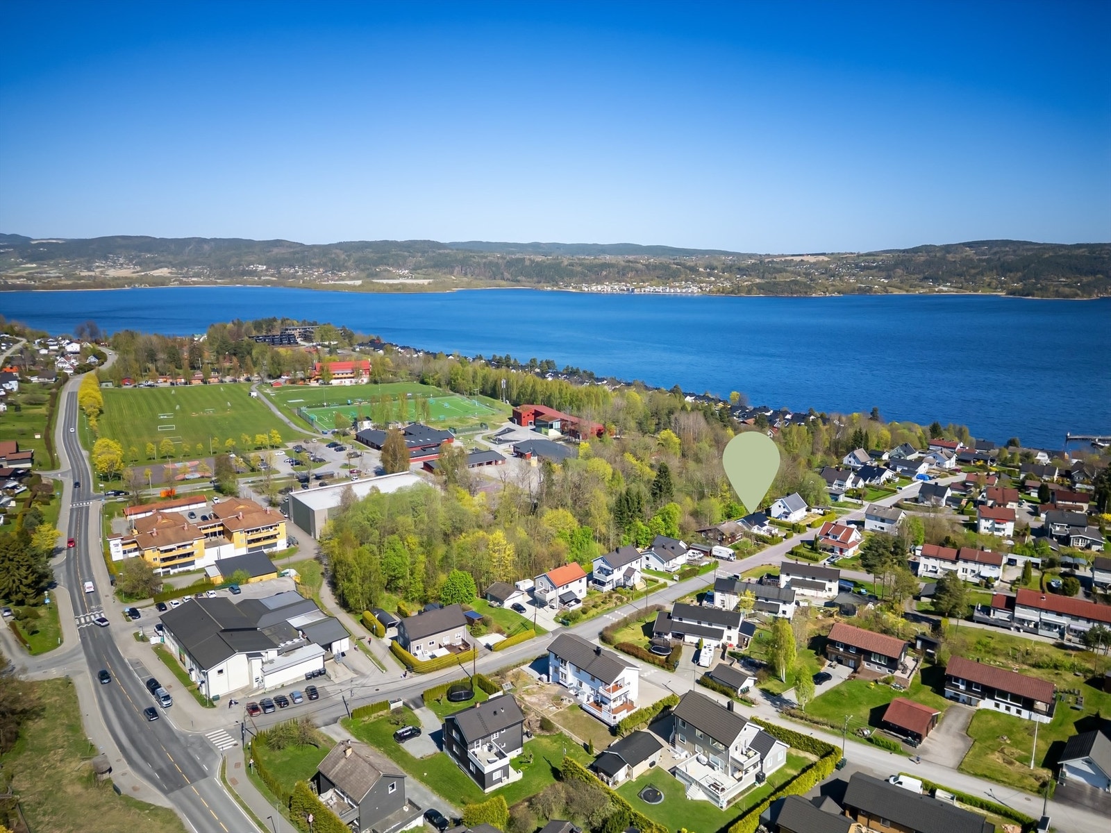 En veletablert og rolig beliggenhet på Åskollen, med nærhet til både sjøen, skoler og servicetilbud. Galleribilde