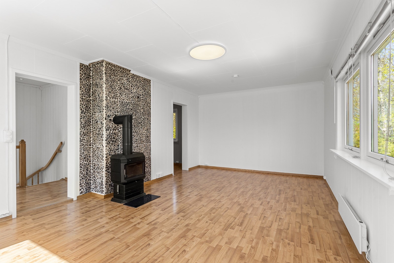 Rommet har god plass til en romslig sofagruppe og gir fleksible møbleringsmuligheter. Galleribilde