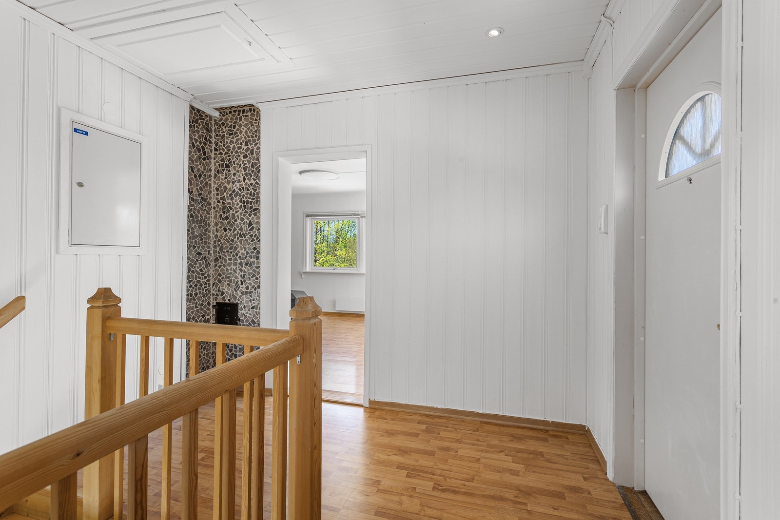 Innvendige overflater 1. etasje: Laminat på gulv. Plater, tapet og panel på vegger. Tak-ess i himling. Galleribilde