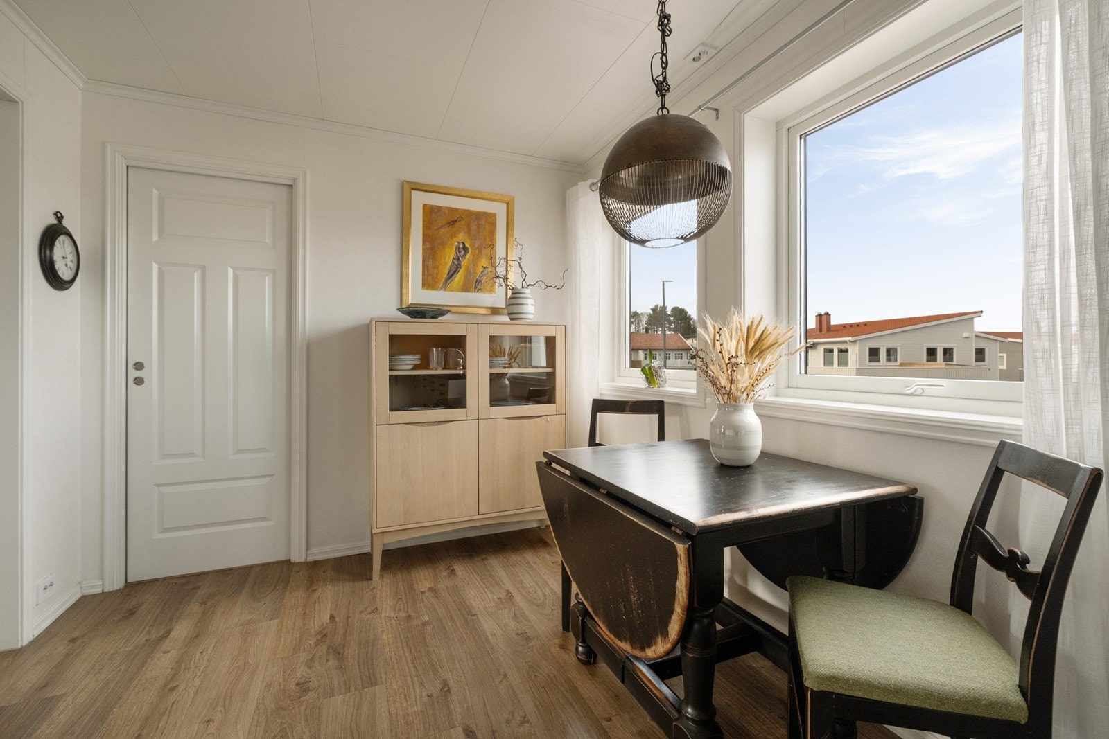 På kjøkkenet har man plass til et lite spisebord under vinduene, og man har skyvedør til en praktisk kjøkkenbod. Galleribilde