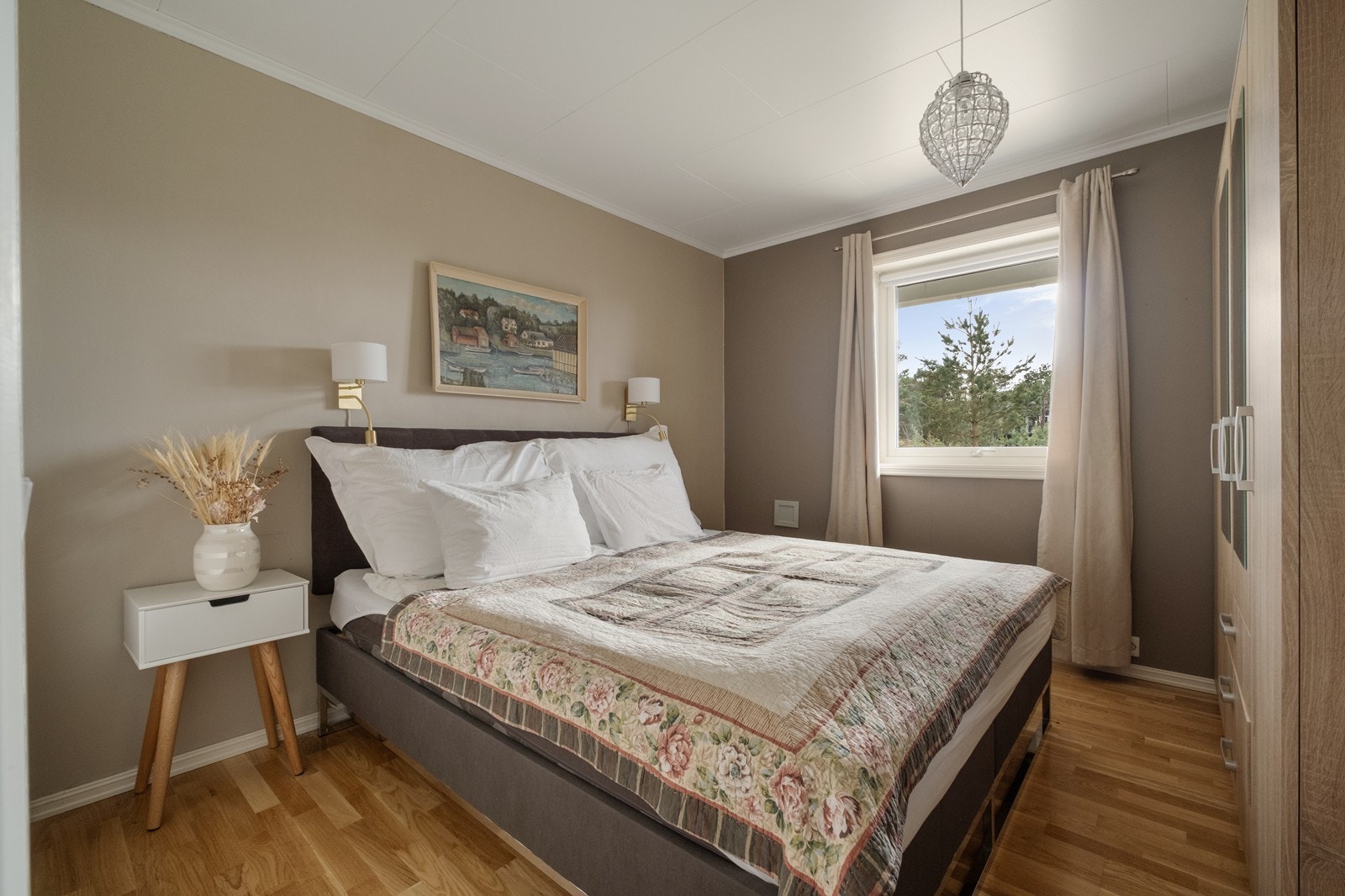 Boligen har 4 soverom, hvorav hovedsoverommet er romslig, med stort garderobeskap montert. Galleribilde
