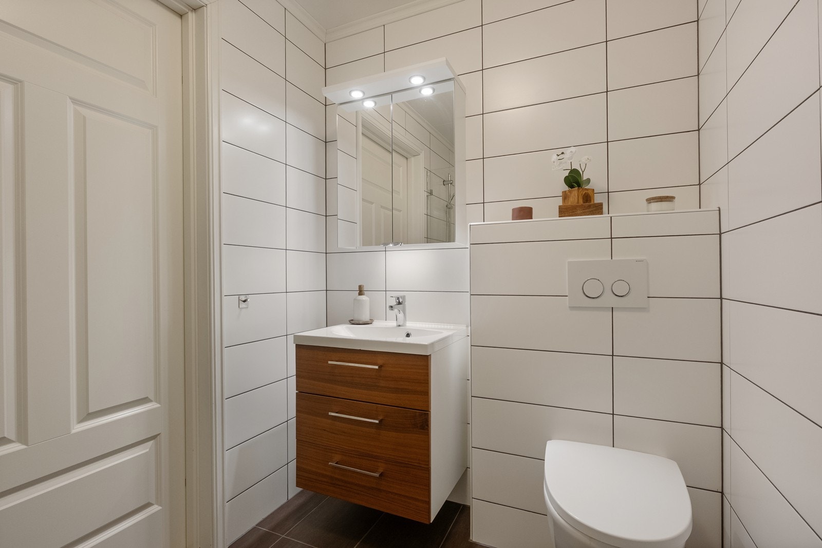 I 1. etg. har man også et lite ekstra bad, med wc, servant og dusj. Galleribilde