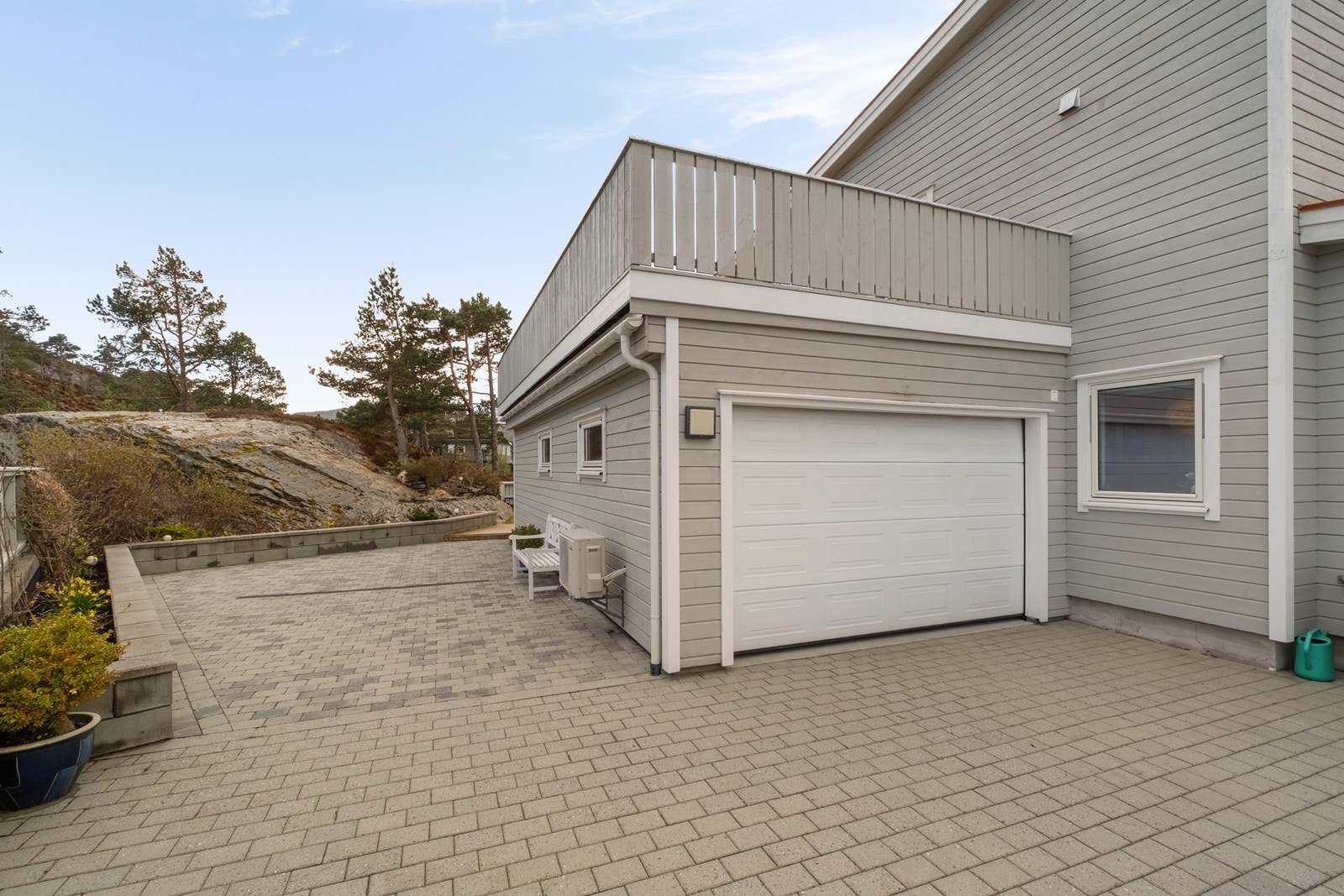 Pent opparbeidet med belegningsstein, og garasje under verandaen. Galleribilde