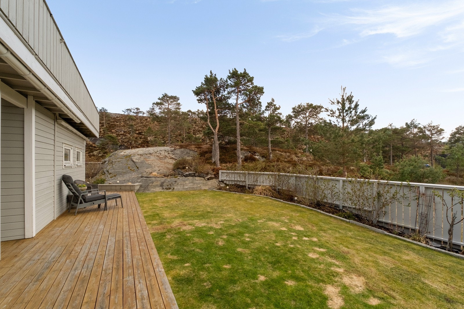 Delvis opparbeidet hage og delvis naturtomt. Galleribilde