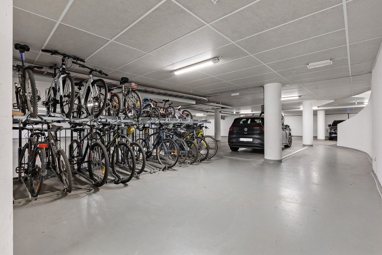Sykkelparkering i garasjeanlegget. Galleribilde
