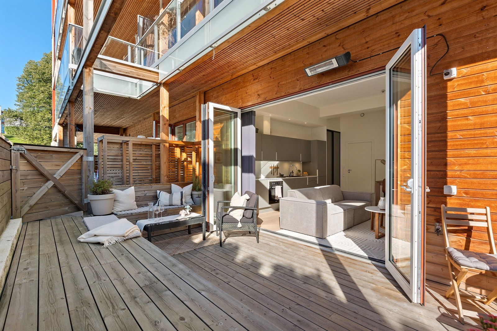 Stor, vestvendt terrasse med sollys store deler av dagen. Plassbygde løsninger og terrassevarmer. Galleribilde
