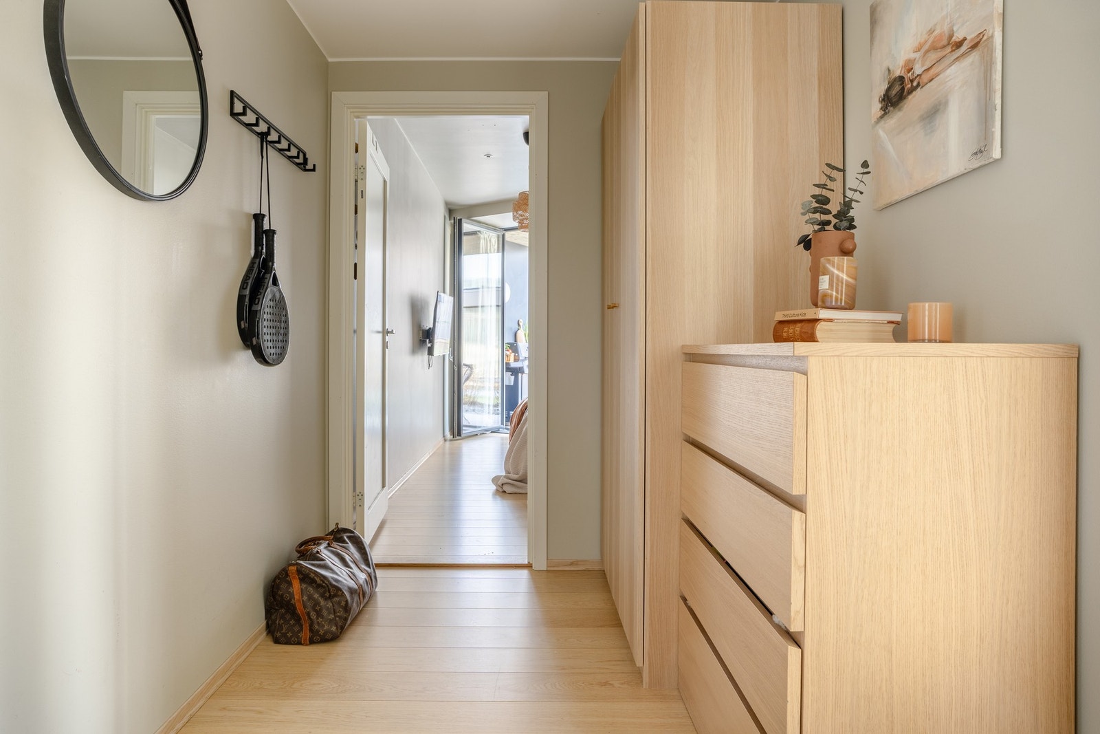 Entréen måles til 6,2 kvm. og har god plass til å henge fra seg yttertøy og sko i en praktisk garderobe. Galleribilde