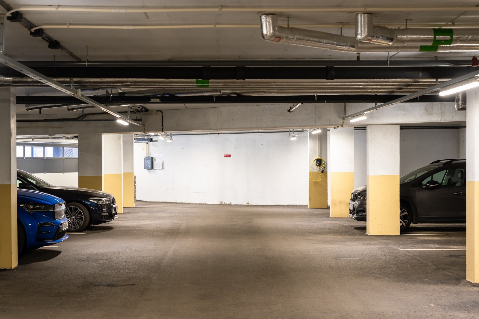Den faste parkeringsplassen i garasjen har også el-bil lader. Galleribilde