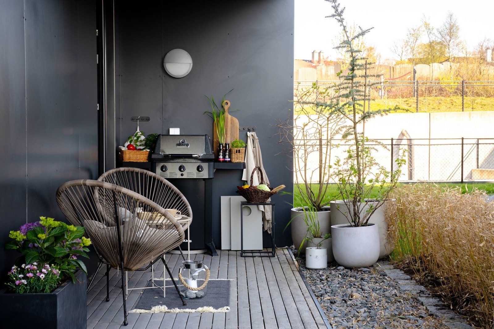 Da balkongen går langs to sider av leiligheten vender den både mot sør og vest, og har dermed svært gode solforhold fra tidlig på dagen til sent på kveldstid. Galleribilde